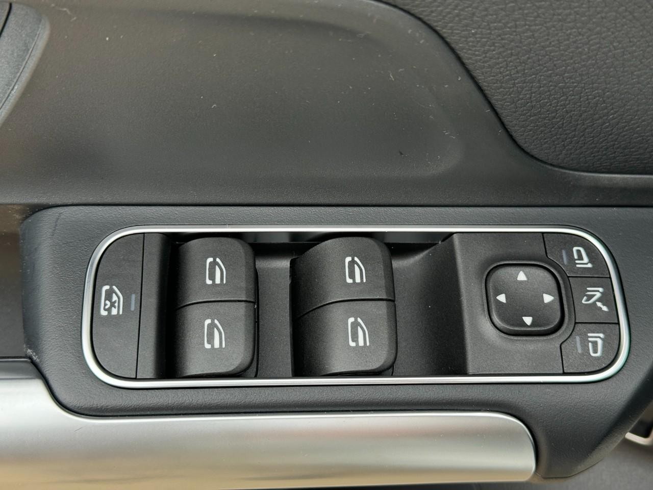 Mercedes-Benz GLA Vehicle Full-screen Gallery Image 26