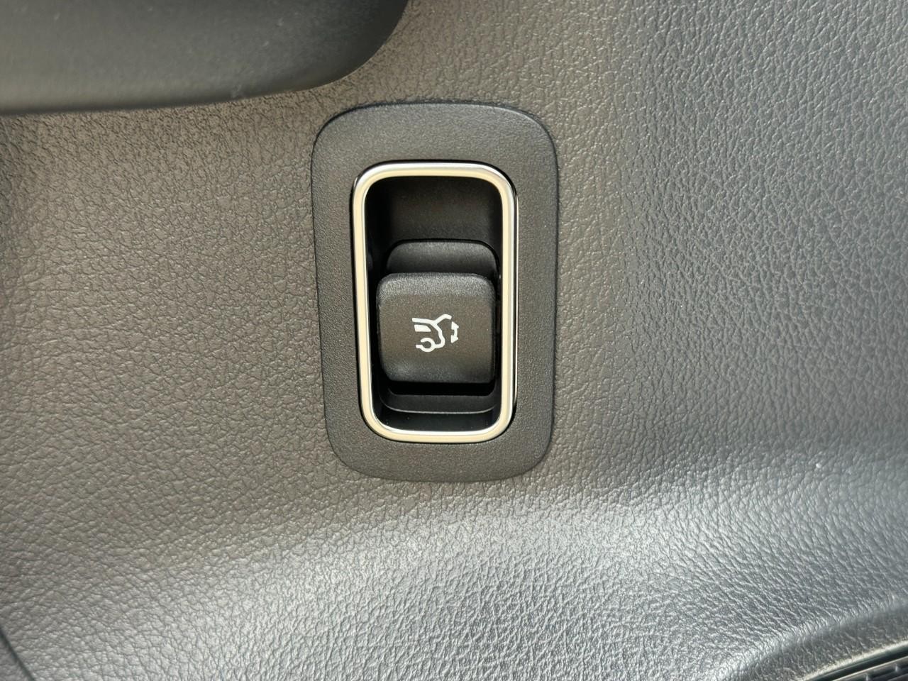 Mercedes-Benz GLA Vehicle Full-screen Gallery Image 27