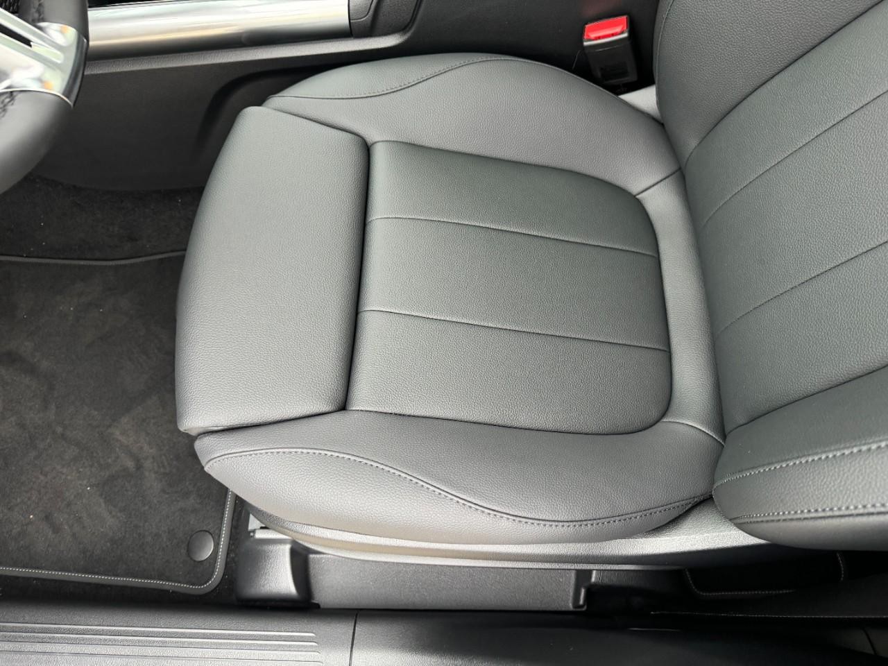 Mercedes-Benz GLA Vehicle Full-screen Gallery Image 29