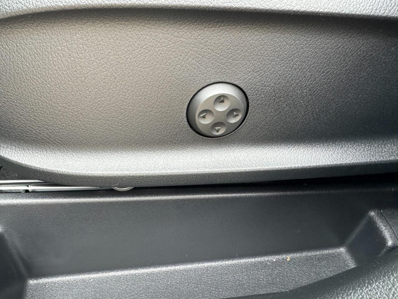 Mercedes-Benz GLA Vehicle Full-screen Gallery Image 30