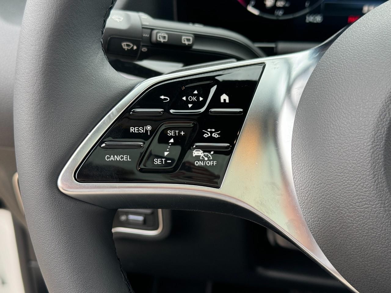 Mercedes-Benz GLA Vehicle Full-screen Gallery Image 32