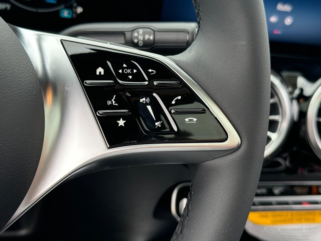 Mercedes-Benz GLA Vehicle Full-screen Gallery Image 33