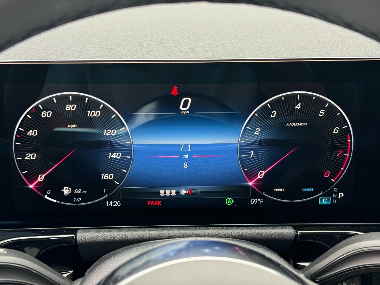 Mercedes-Benz GLA Vehicle Full-screen Gallery Image 34