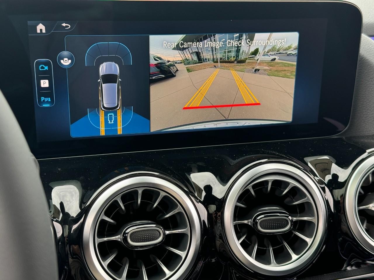 Mercedes-Benz GLA Vehicle Full-screen Gallery Image 36