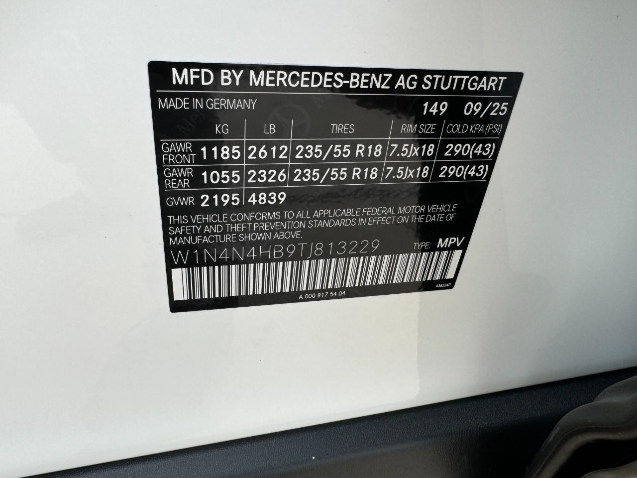 Mercedes-Benz GLA Vehicle Full-screen Gallery Image 37