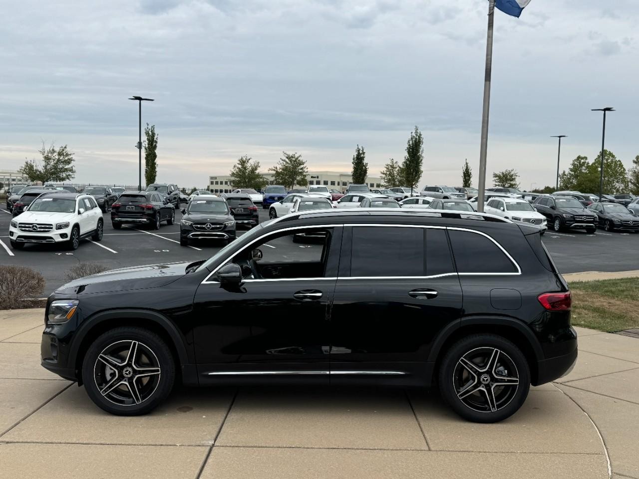 Mercedes-Benz GLB Vehicle Full-screen Gallery Image 2