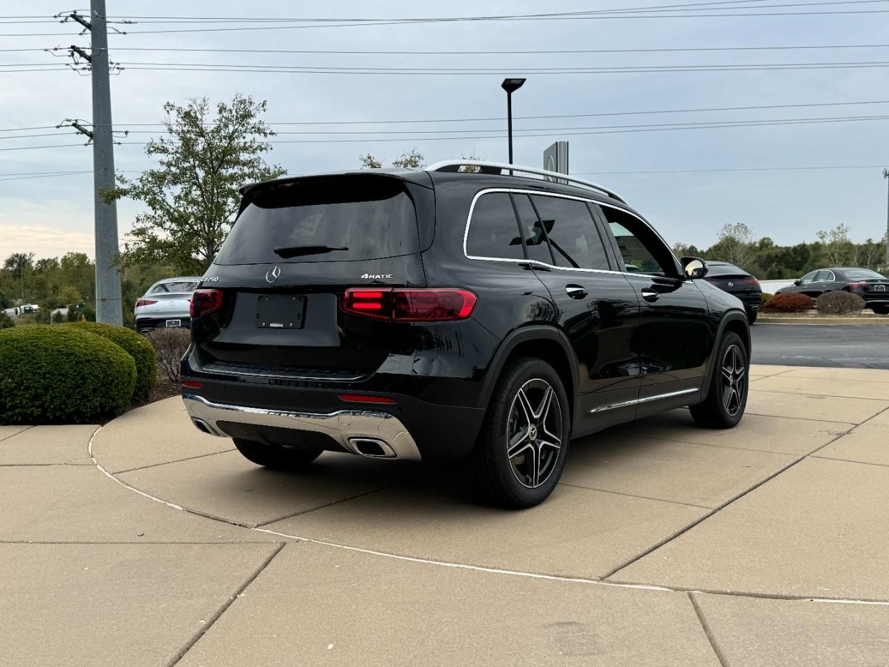 Mercedes-Benz GLB Vehicle Full-screen Gallery Image 4