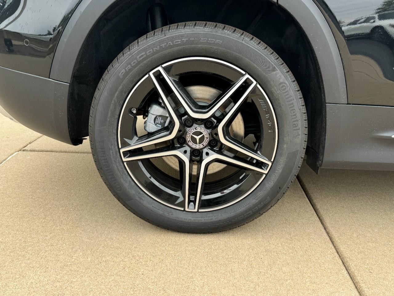 Mercedes-Benz GLB Vehicle Full-screen Gallery Image 5