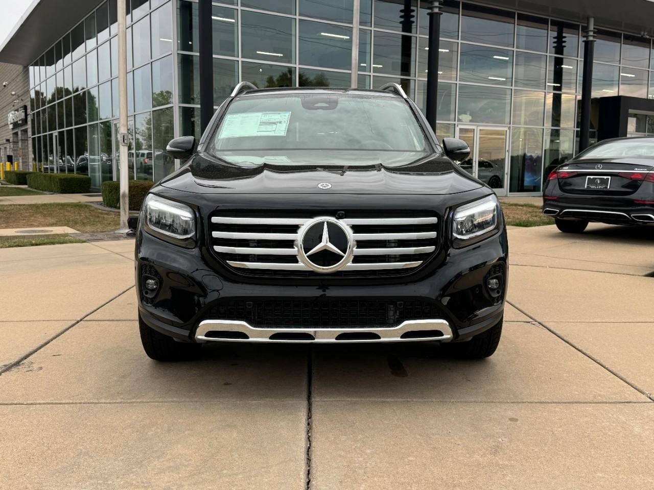 Mercedes-Benz GLB Vehicle Full-screen Gallery Image 7