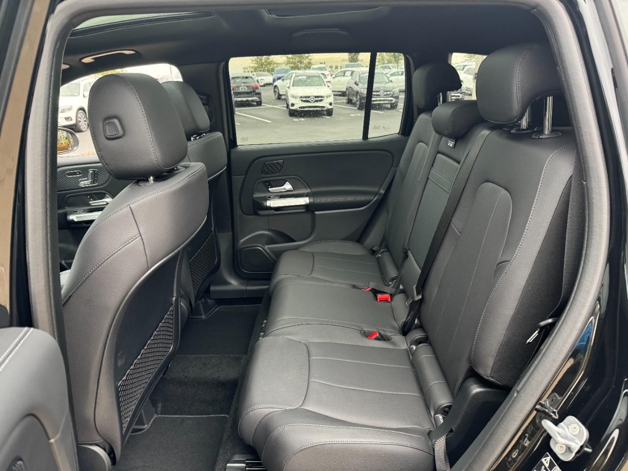 Mercedes-Benz GLB Vehicle Full-screen Gallery Image 8