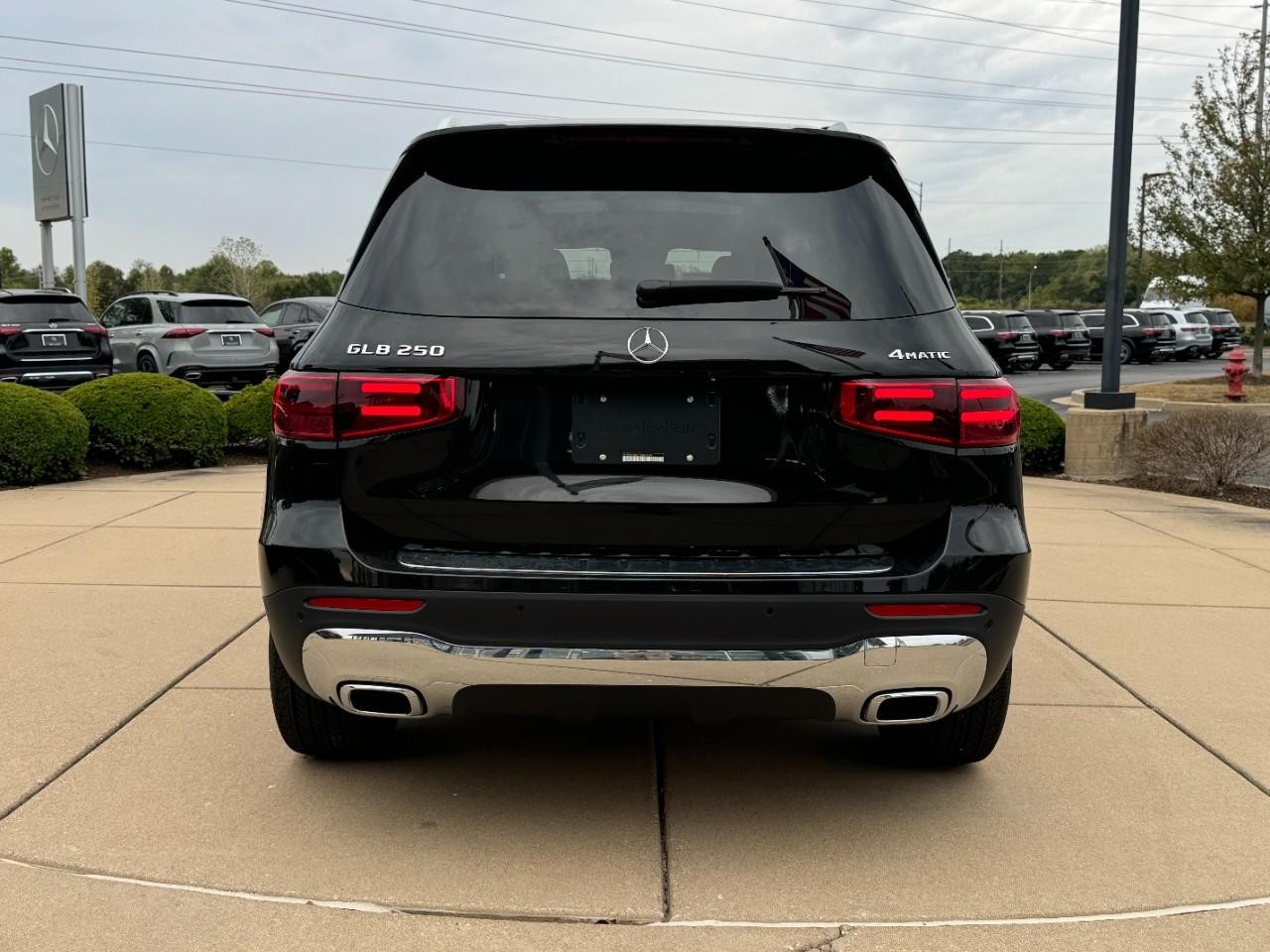 Mercedes-Benz GLB Vehicle Full-screen Gallery Image 9