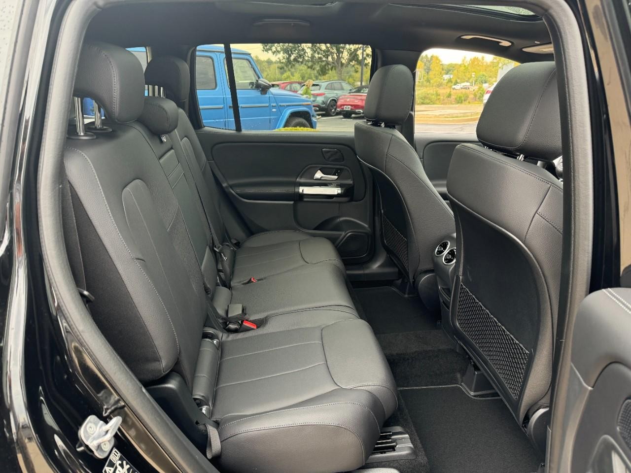 Mercedes-Benz GLB Vehicle Full-screen Gallery Image 10