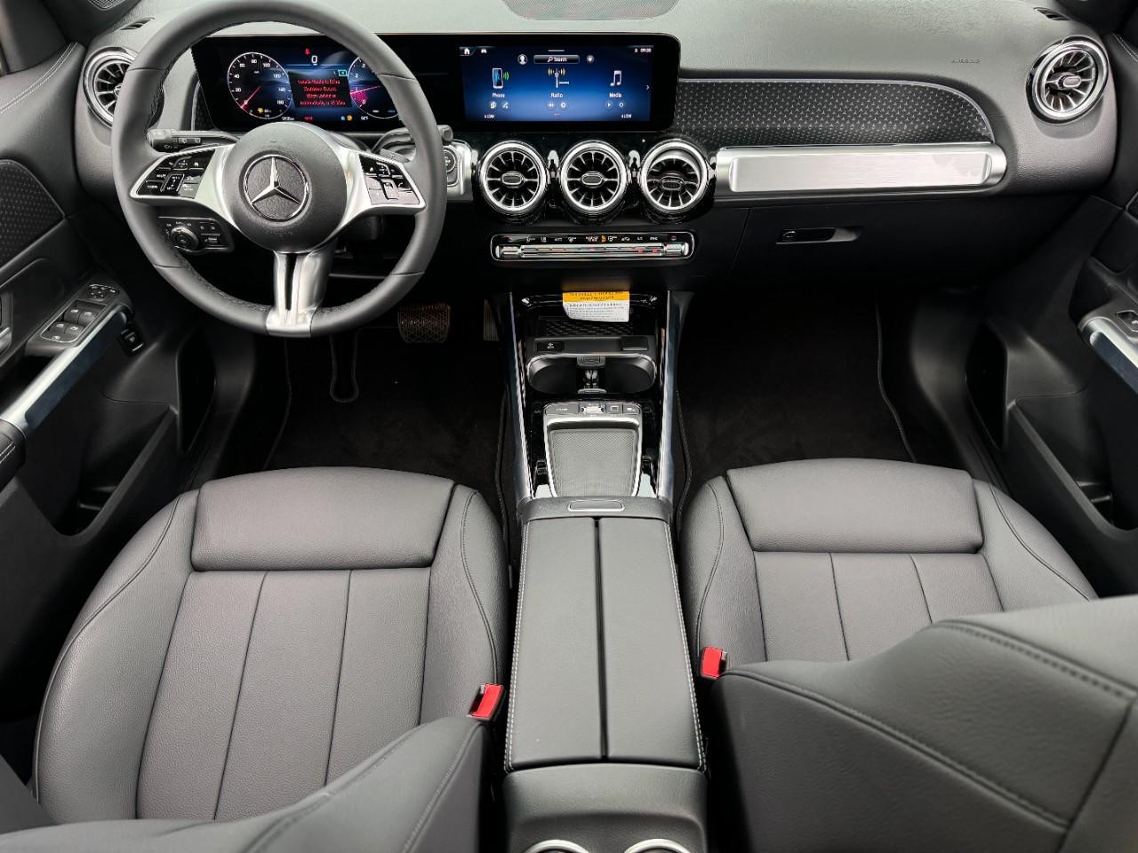 Mercedes-Benz GLB Vehicle Full-screen Gallery Image 12