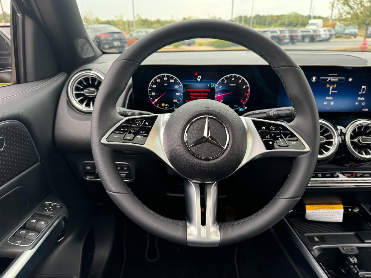 Mercedes-Benz GLB Vehicle Full-screen Gallery Image 13