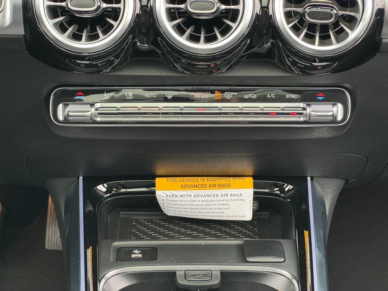 Mercedes-Benz GLB Vehicle Full-screen Gallery Image 15