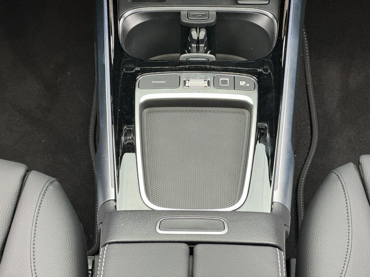 Mercedes-Benz GLB Vehicle Full-screen Gallery Image 16