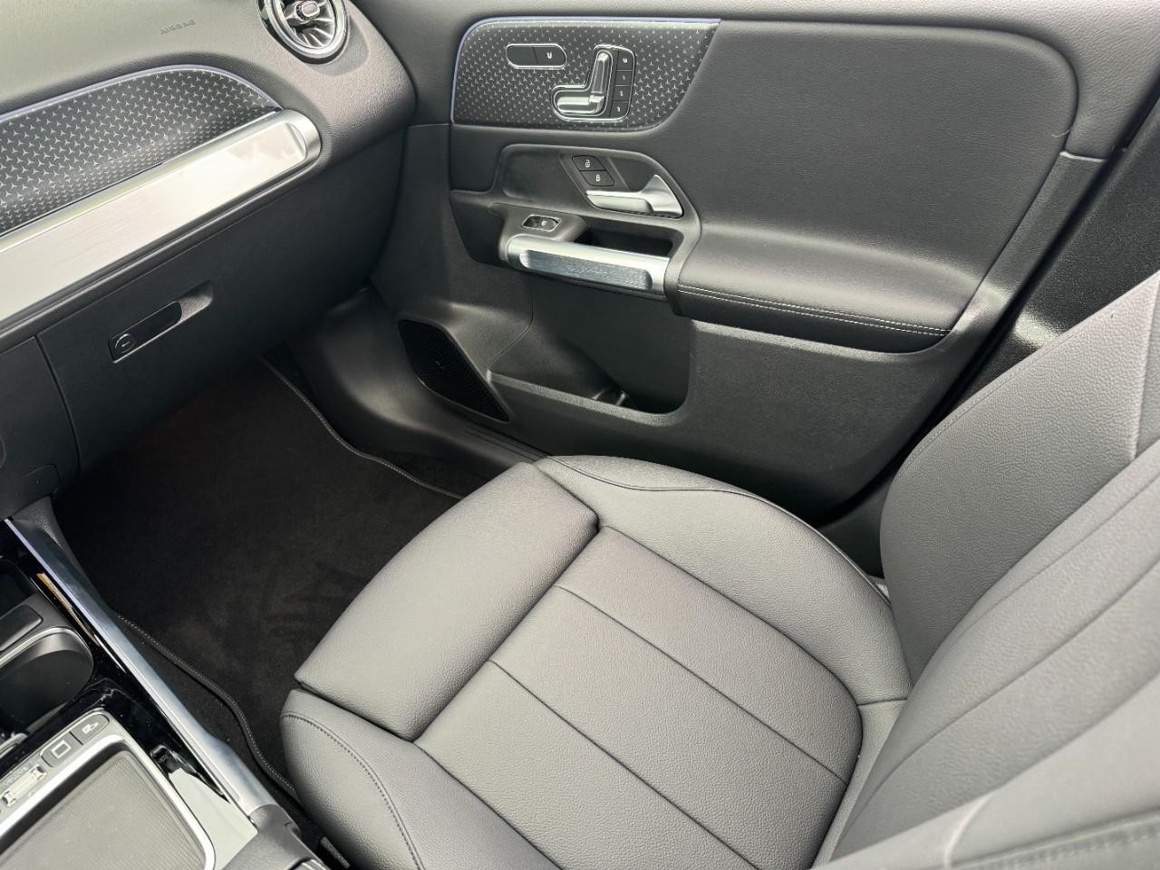 Mercedes-Benz GLB Vehicle Full-screen Gallery Image 17