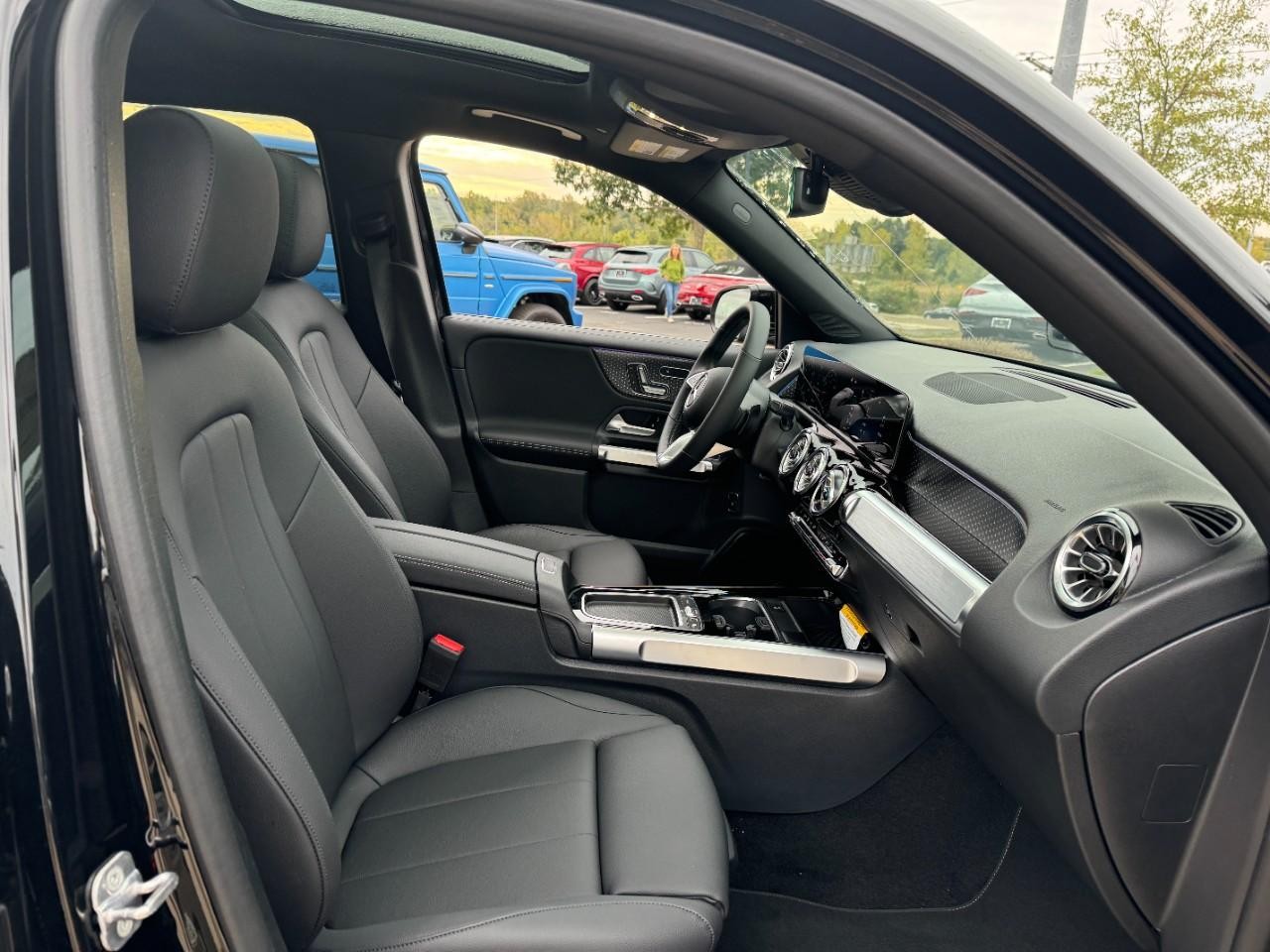 Mercedes-Benz GLB Vehicle Full-screen Gallery Image 18