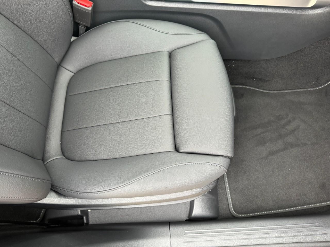 Mercedes-Benz GLB Vehicle Full-screen Gallery Image 19