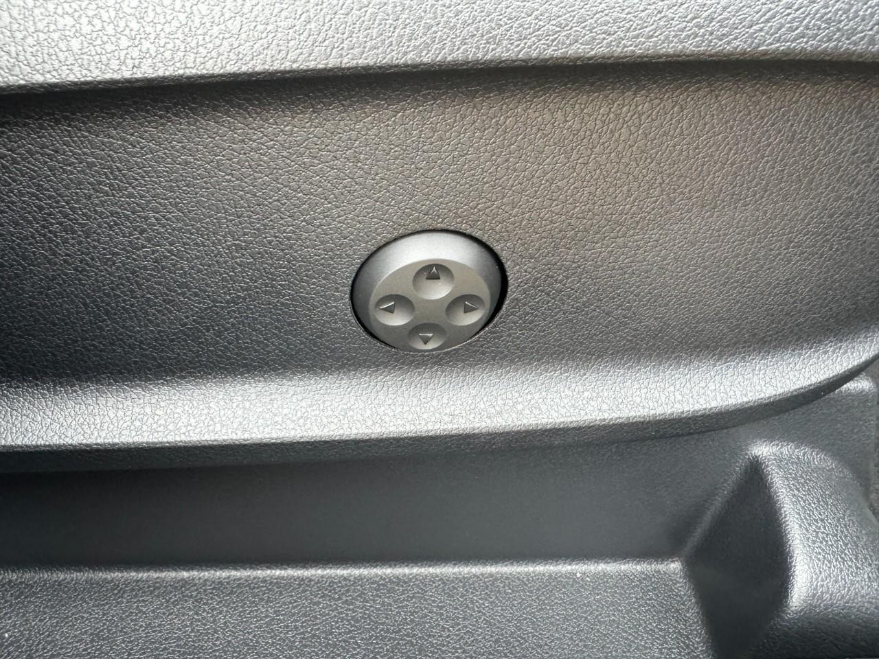 Mercedes-Benz GLB Vehicle Full-screen Gallery Image 20