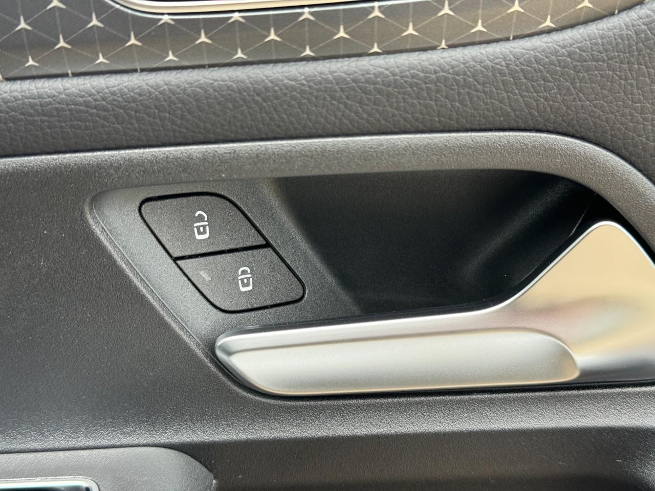 Mercedes-Benz GLB Vehicle Full-screen Gallery Image 22