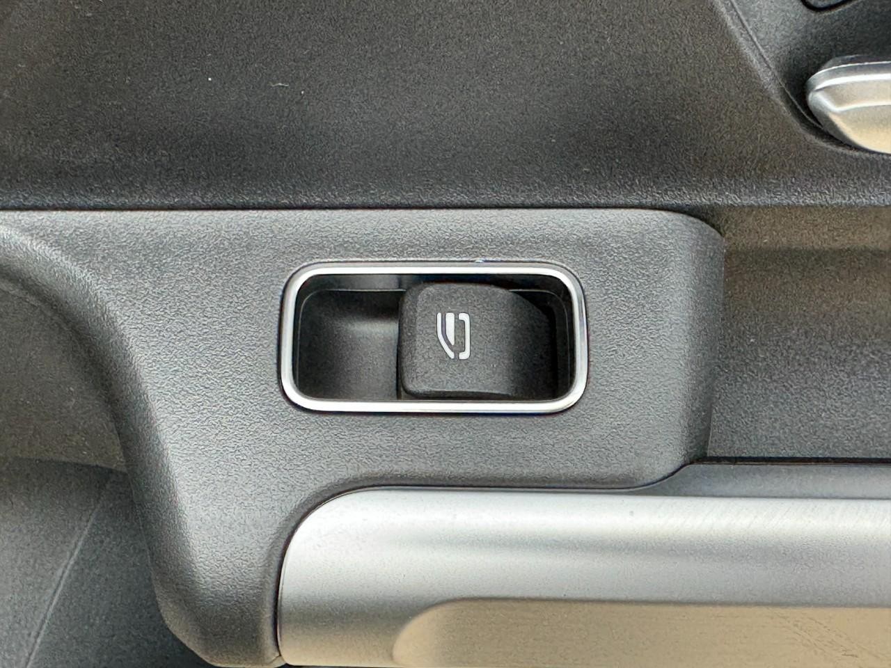 Mercedes-Benz GLB Vehicle Full-screen Gallery Image 23