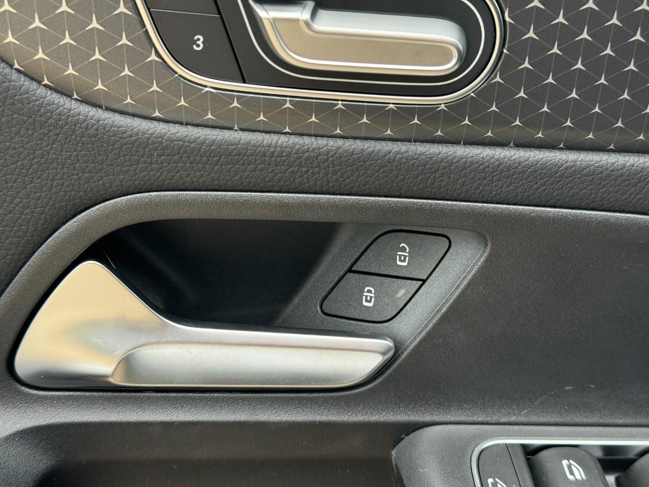 Mercedes-Benz GLB Vehicle Full-screen Gallery Image 25