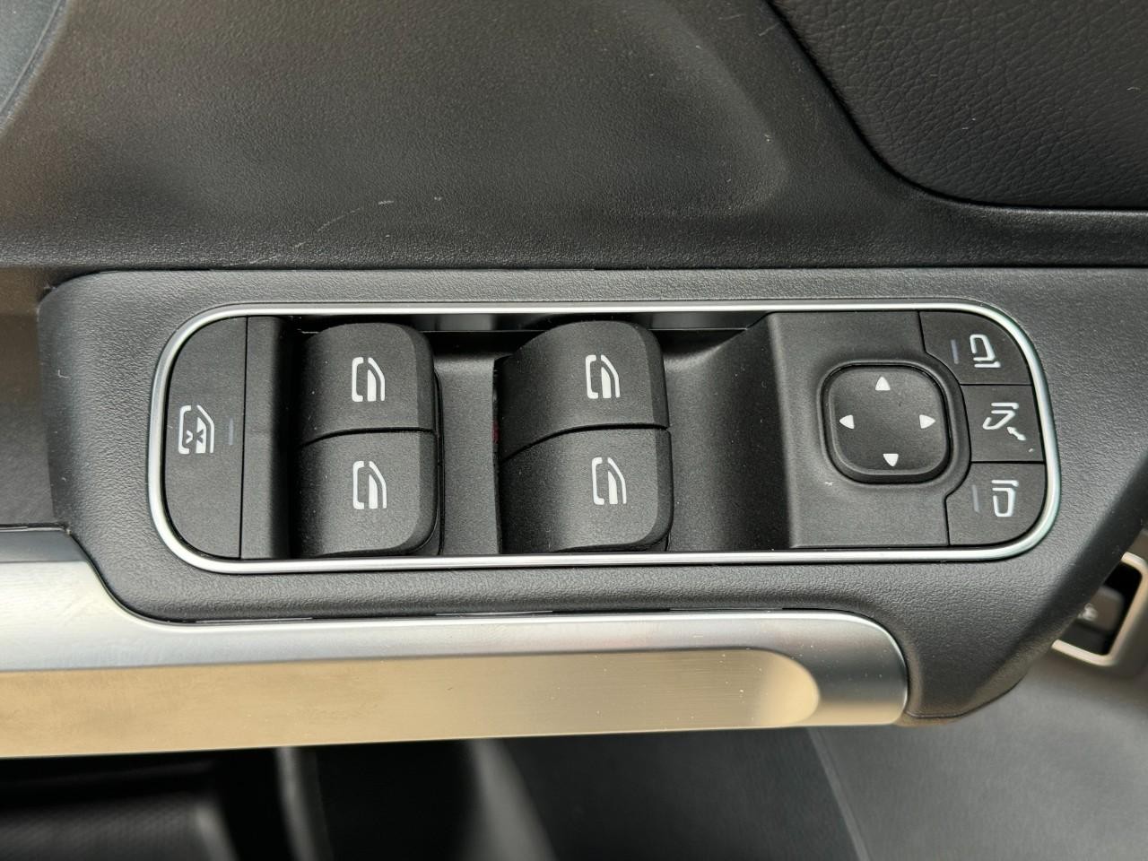 Mercedes-Benz GLB Vehicle Full-screen Gallery Image 26