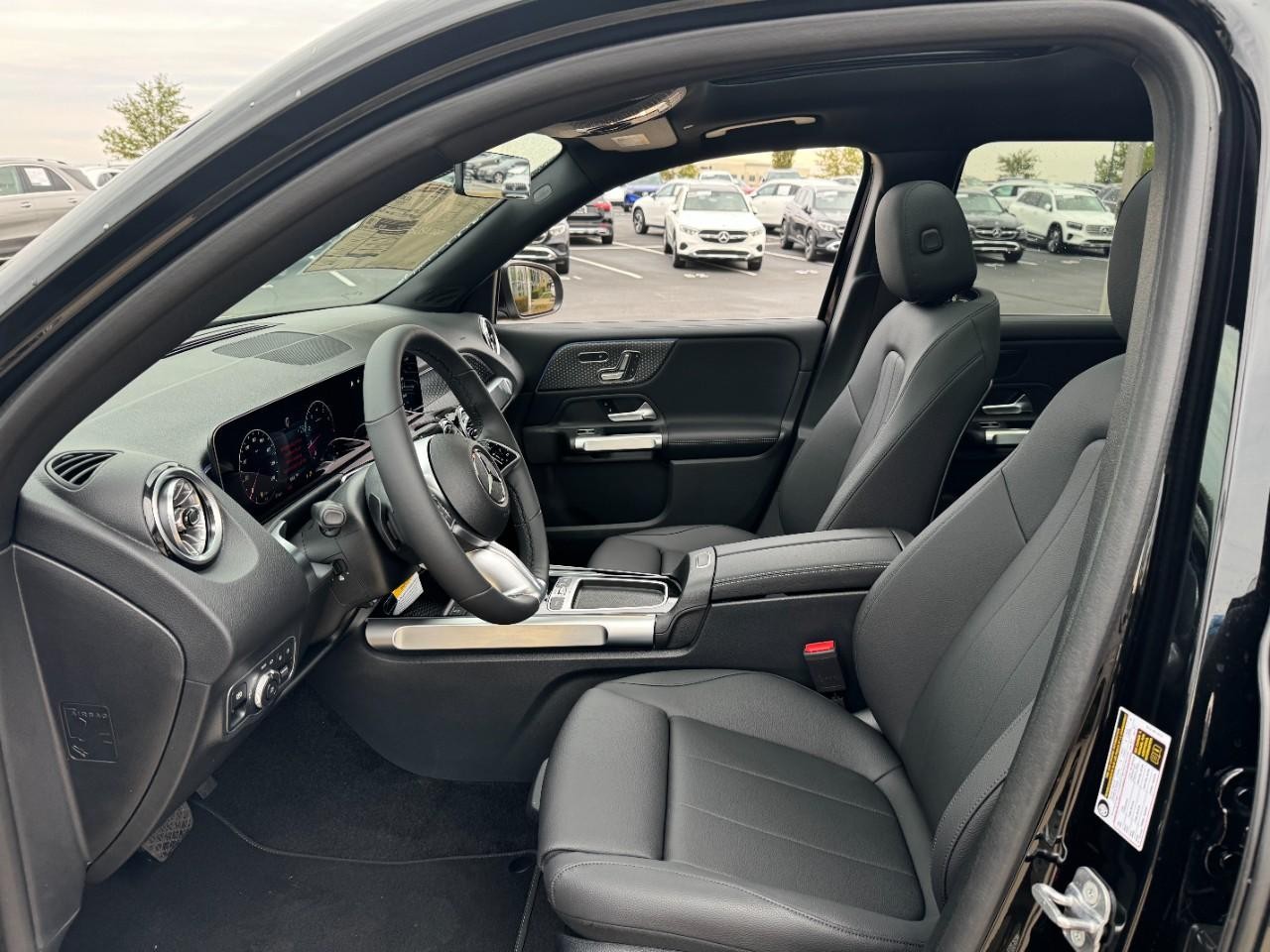 Mercedes-Benz GLB Vehicle Full-screen Gallery Image 28