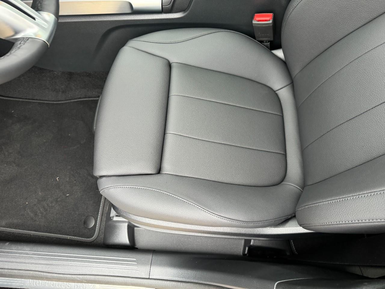 Mercedes-Benz GLB Vehicle Full-screen Gallery Image 29