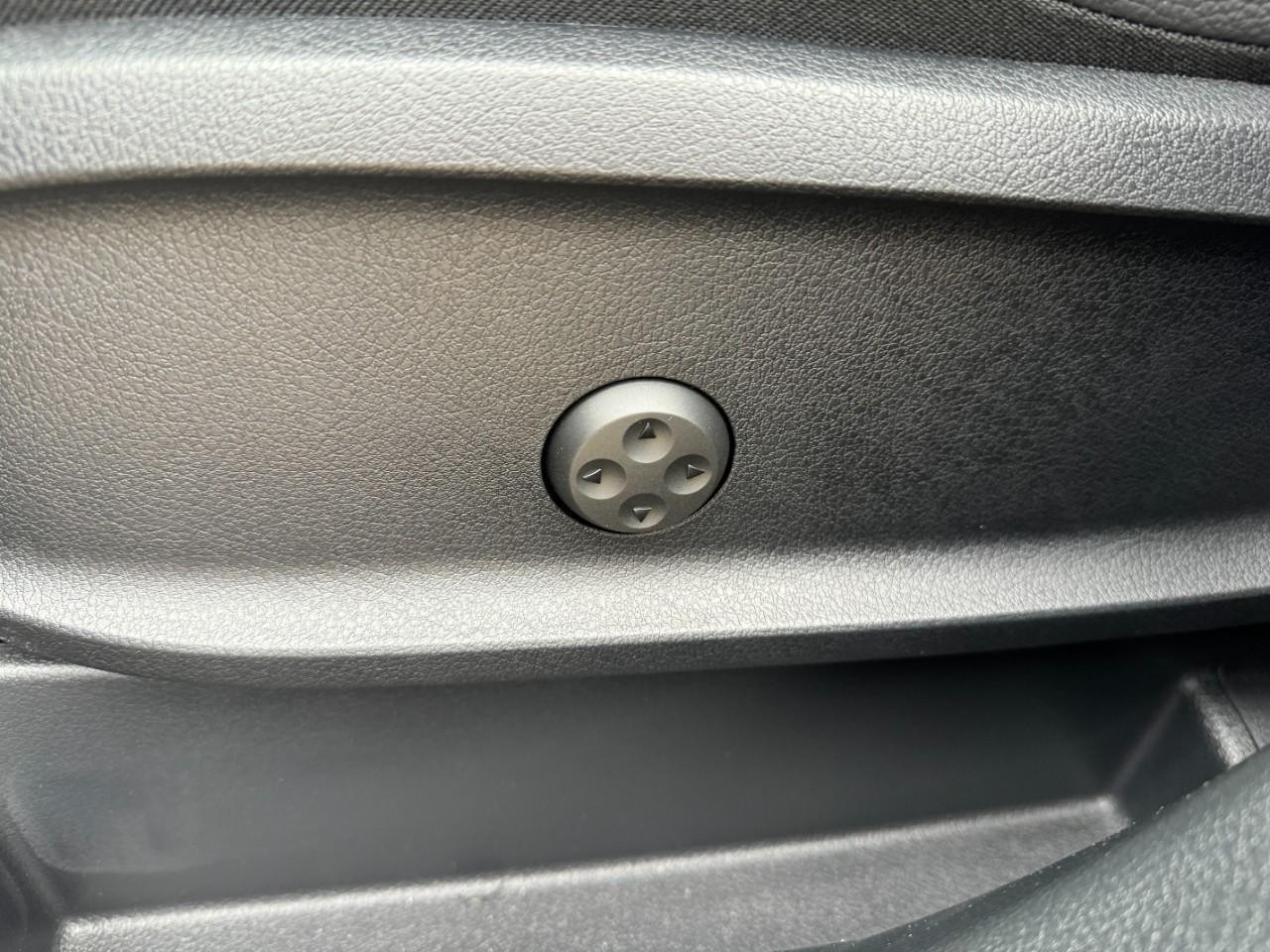 Mercedes-Benz GLB Vehicle Full-screen Gallery Image 30