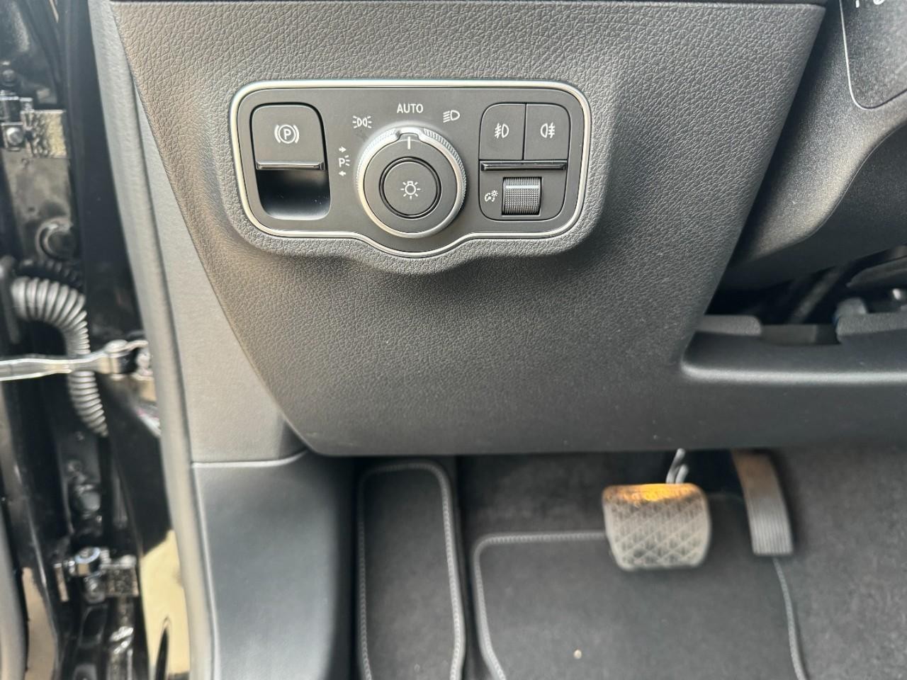 Mercedes-Benz GLB Vehicle Full-screen Gallery Image 31