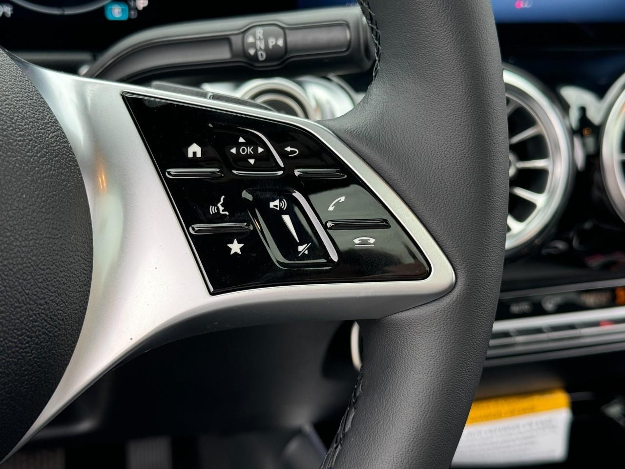 Mercedes-Benz GLB Vehicle Full-screen Gallery Image 33