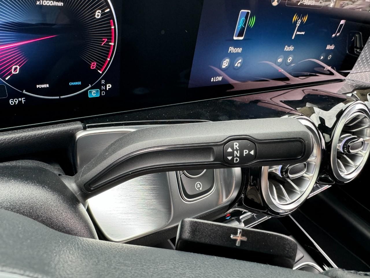 Mercedes-Benz GLB Vehicle Full-screen Gallery Image 35