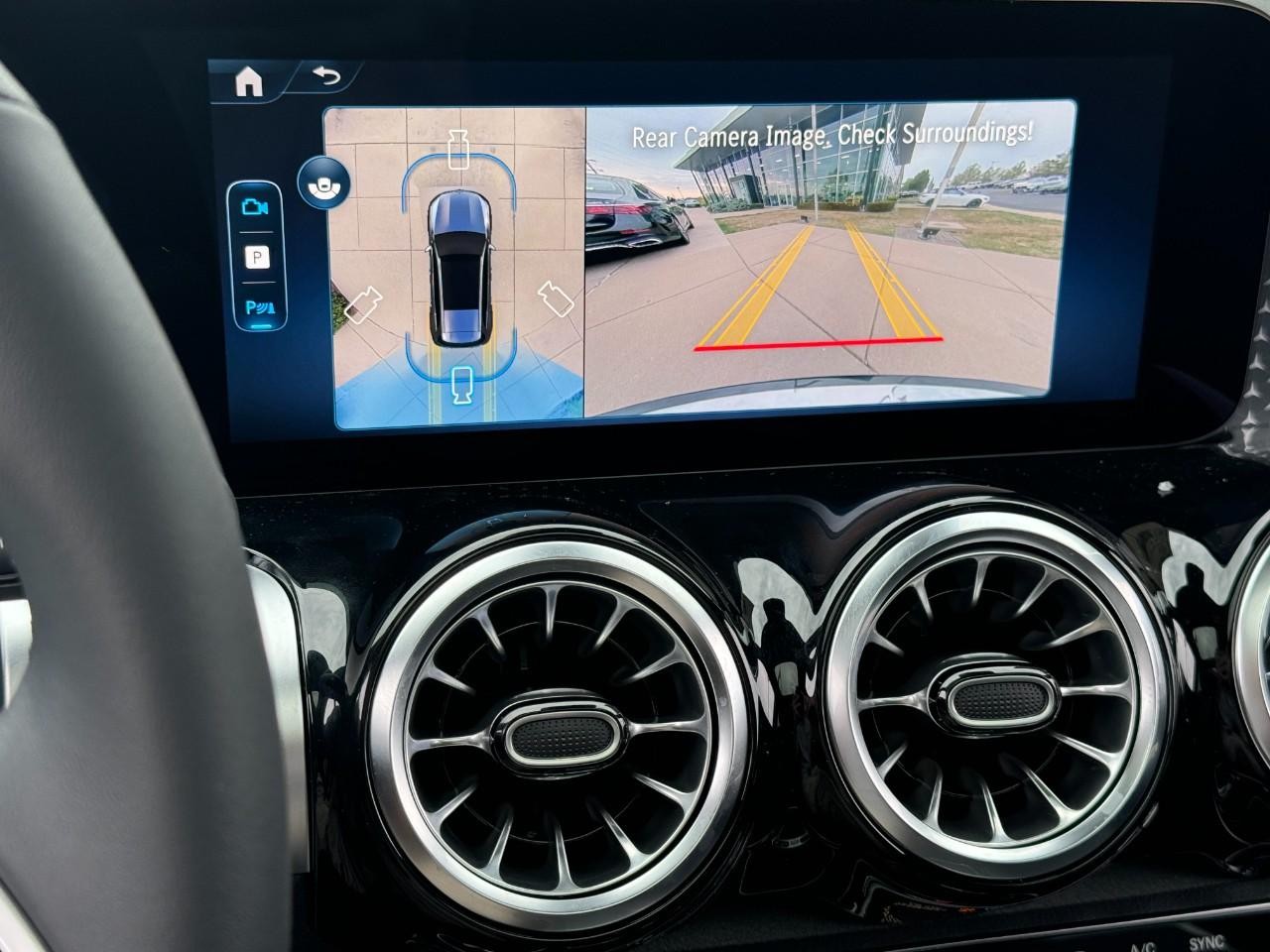 Mercedes-Benz GLB Vehicle Full-screen Gallery Image 36