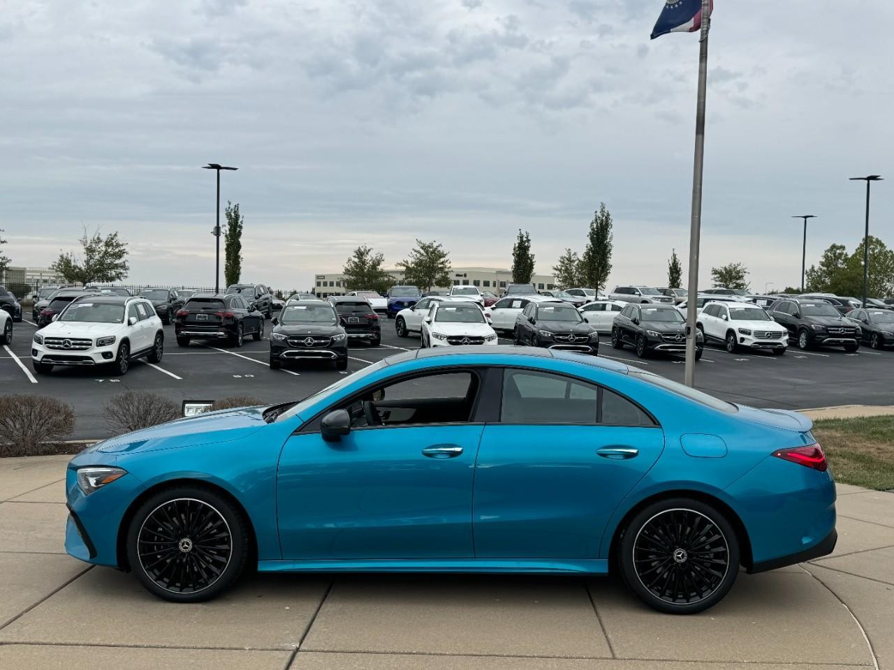 Mercedes-Benz CLA Vehicle Full-screen Gallery Image 2