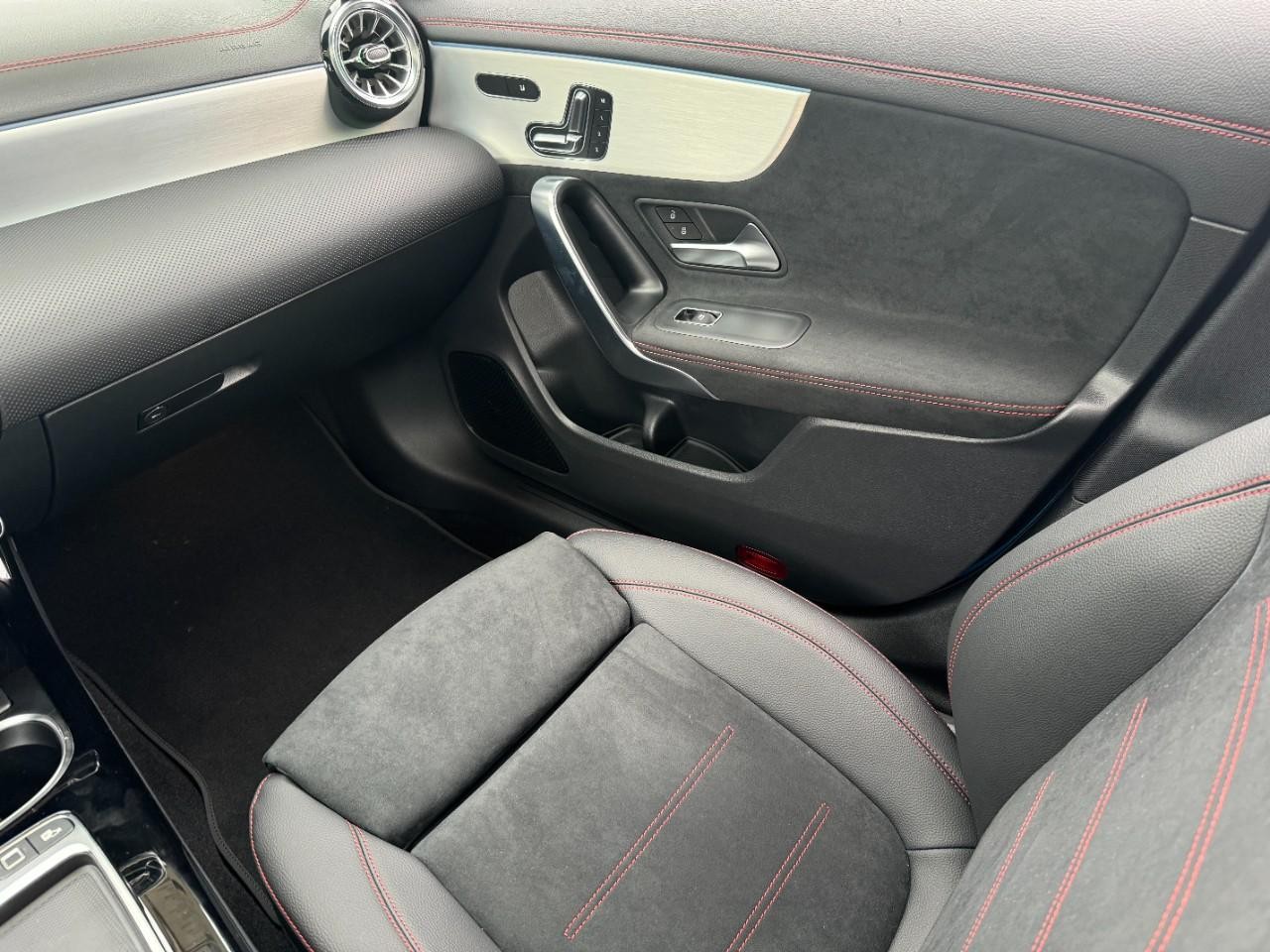 Mercedes-Benz CLA Vehicle Full-screen Gallery Image 17