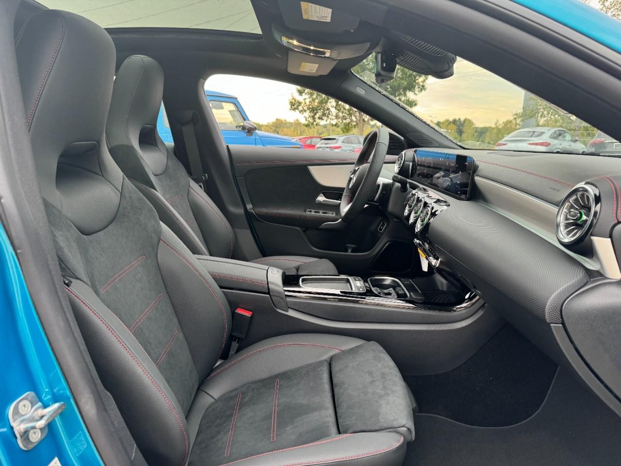 Mercedes-Benz CLA Vehicle Full-screen Gallery Image 18