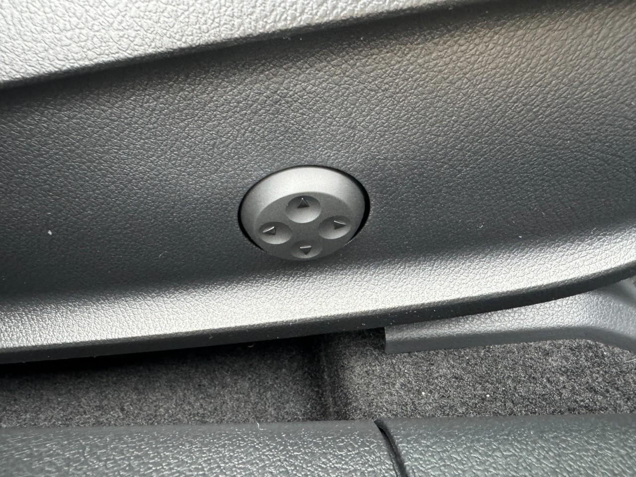 Mercedes-Benz CLA Vehicle Full-screen Gallery Image 20