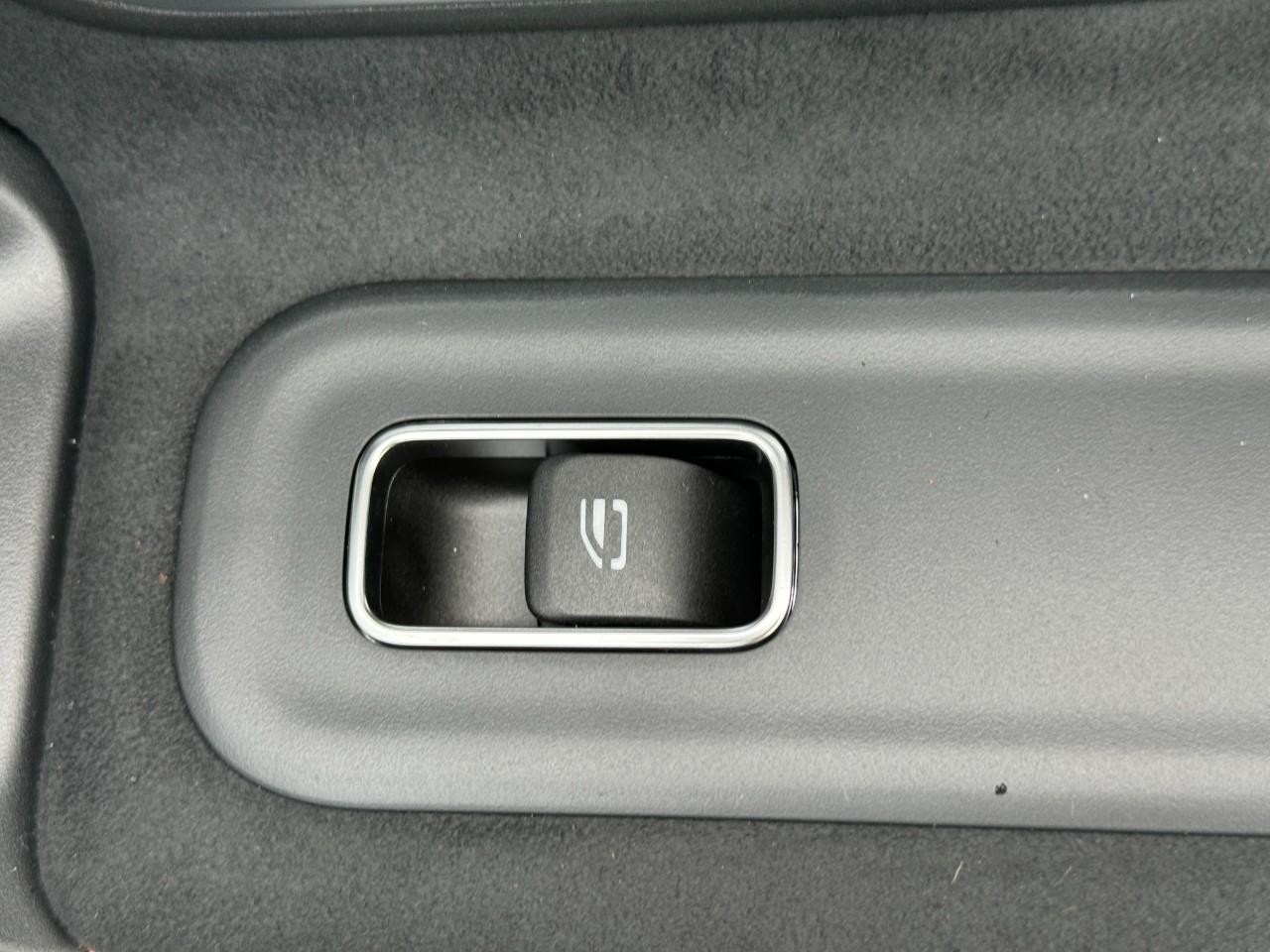 Mercedes-Benz CLA Vehicle Full-screen Gallery Image 23