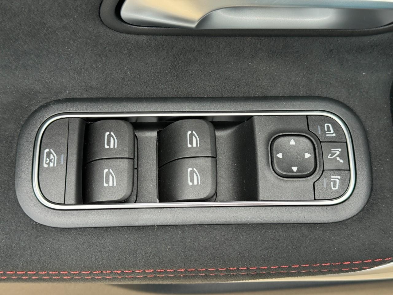 Mercedes-Benz CLA Vehicle Full-screen Gallery Image 26