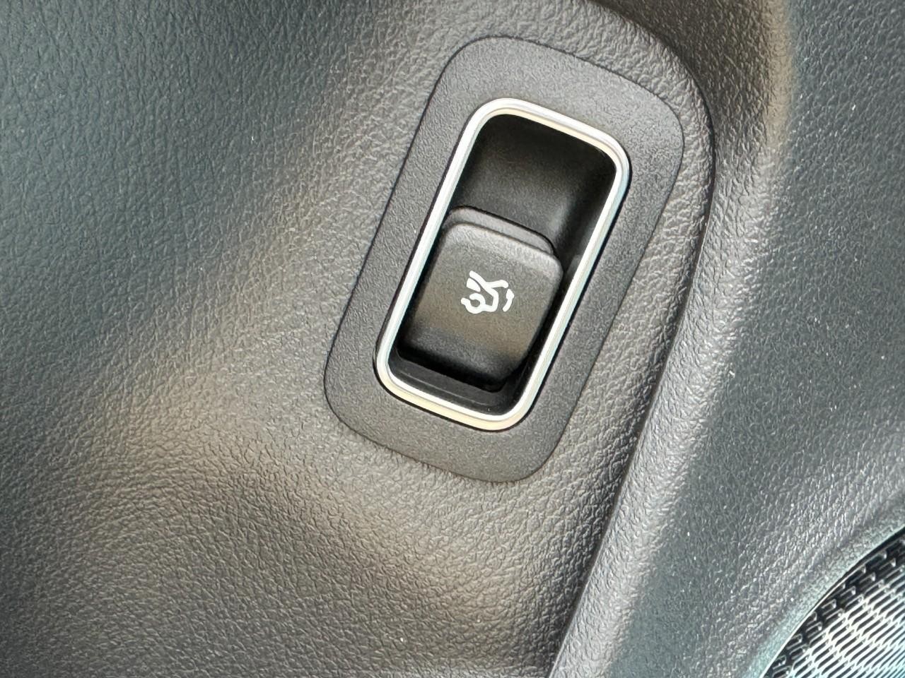 Mercedes-Benz CLA Vehicle Full-screen Gallery Image 27