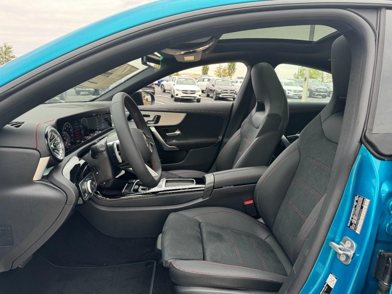 Mercedes-Benz CLA Vehicle Full-screen Gallery Image 28