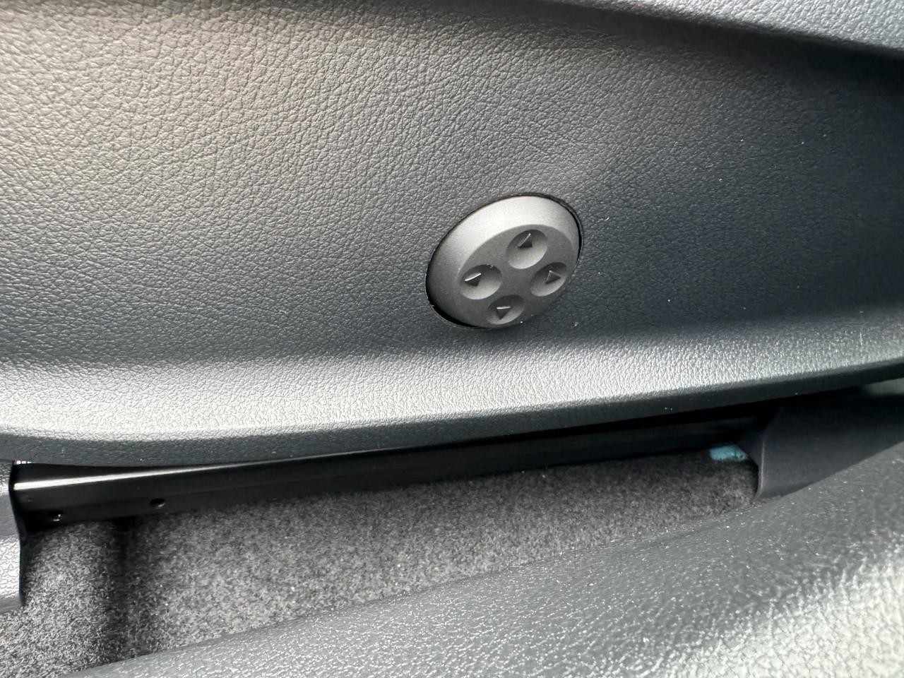 Mercedes-Benz CLA Vehicle Full-screen Gallery Image 30