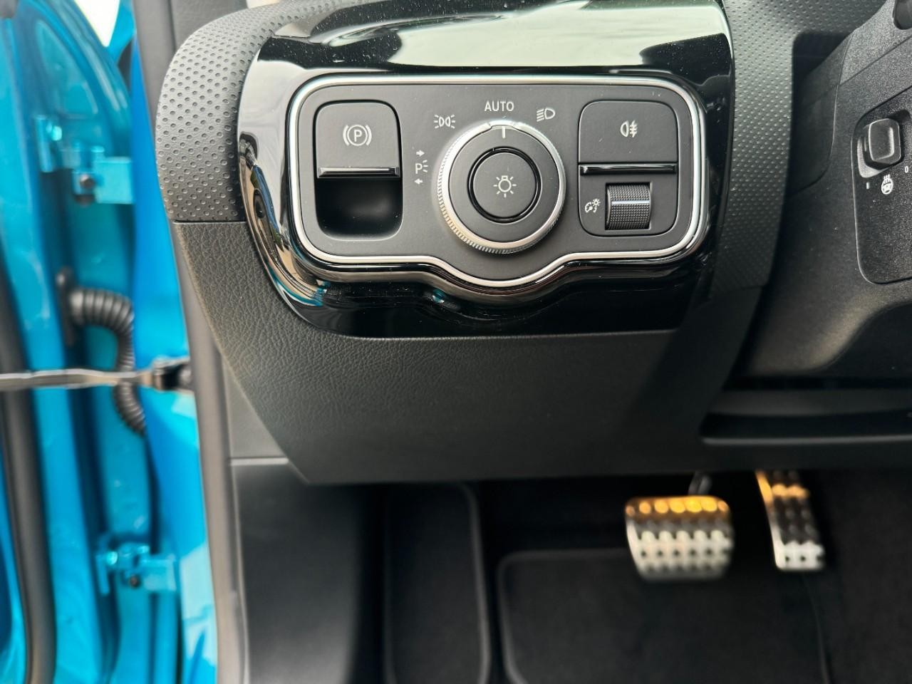 Mercedes-Benz CLA Vehicle Full-screen Gallery Image 31