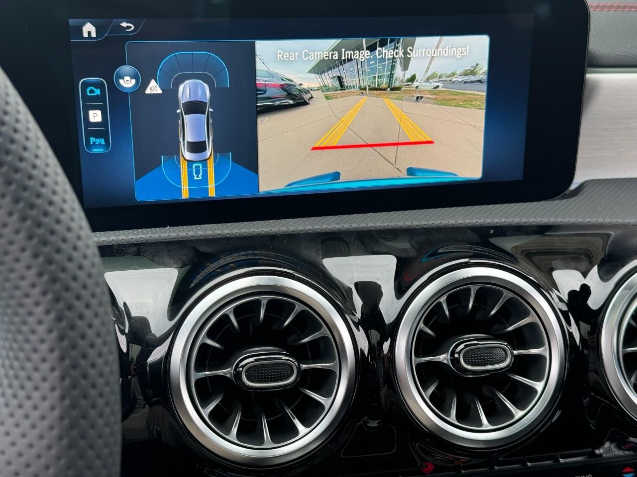 Mercedes-Benz CLA Vehicle Full-screen Gallery Image 36