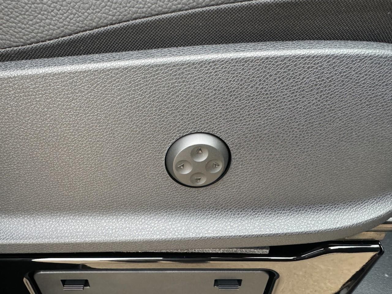 Mercedes-Benz Sprinter Passenger Van Vehicle Full-screen Gallery Image 20