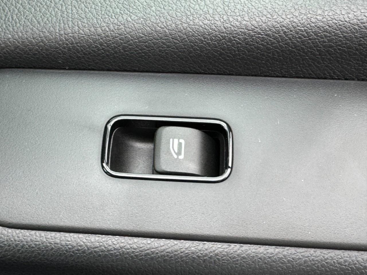 Mercedes-Benz Sprinter Passenger Van Vehicle Full-screen Gallery Image 21