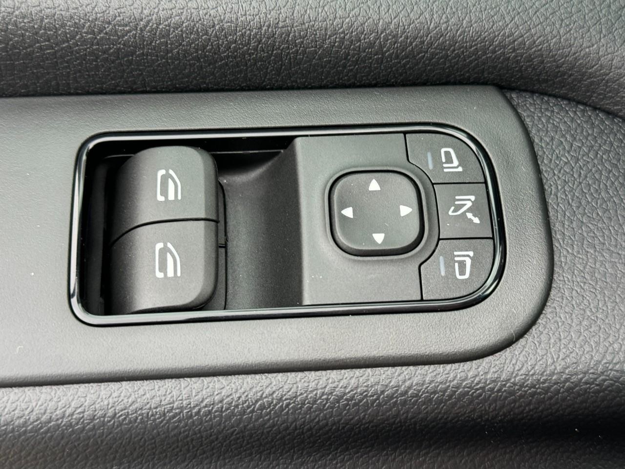 Mercedes-Benz Sprinter Passenger Van Vehicle Full-screen Gallery Image 23