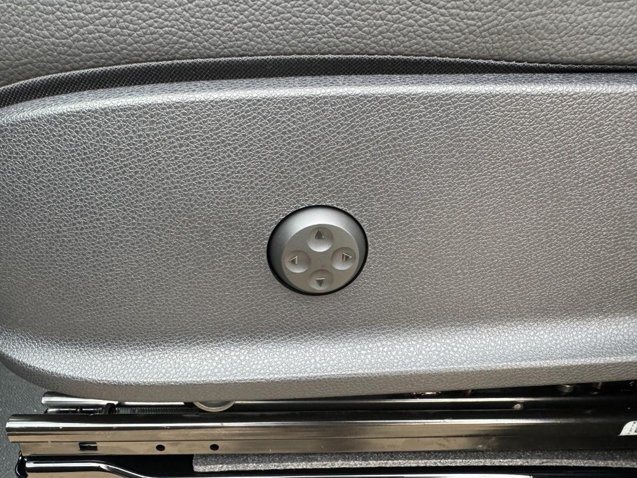 Mercedes-Benz Sprinter Passenger Van Vehicle Full-screen Gallery Image 27